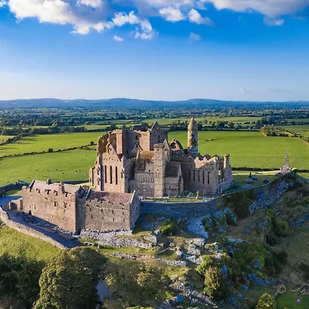 Stayincashel Rock View & Next To The Palace *