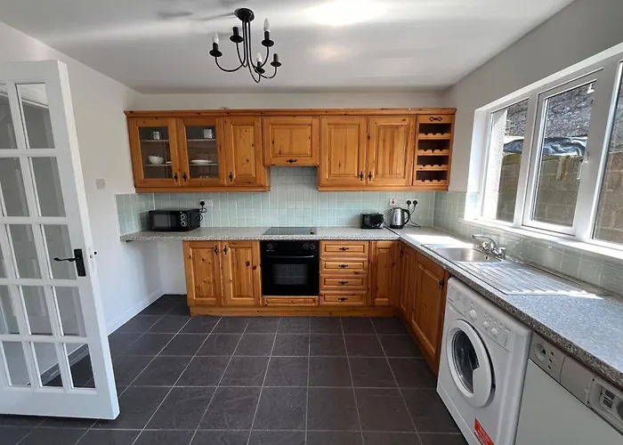 Stayincashel Rock View & Next To The Palace *